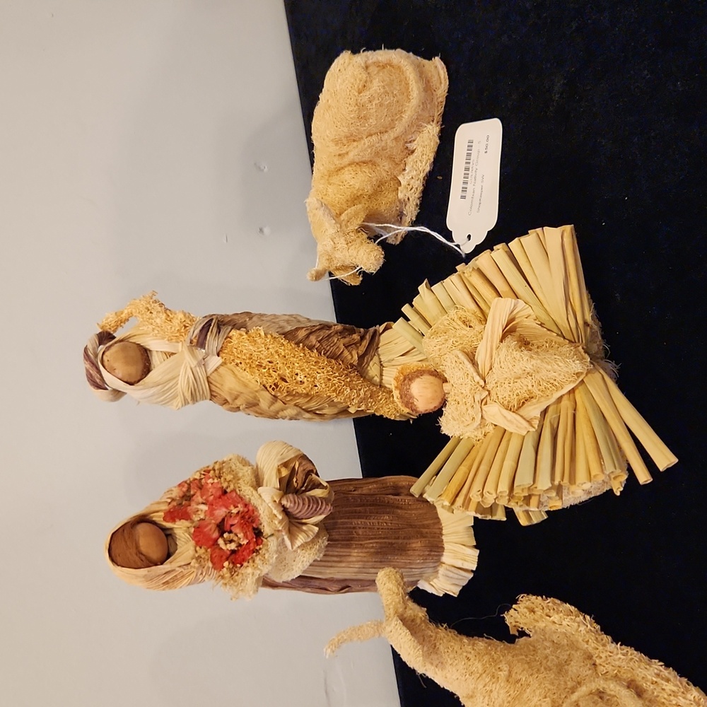 Colombian Nativity Set one of a kind made of corn hush and loofa. - Picture 3 of 7